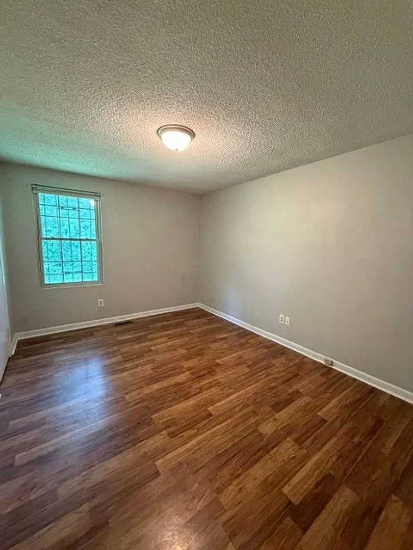 212 Jay Dr — Photo 1