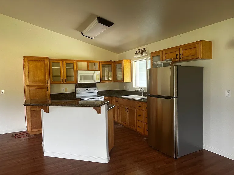 15-1300 Railroad Ave — Photo 3