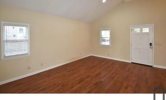 3rd image of 1561 New St NE