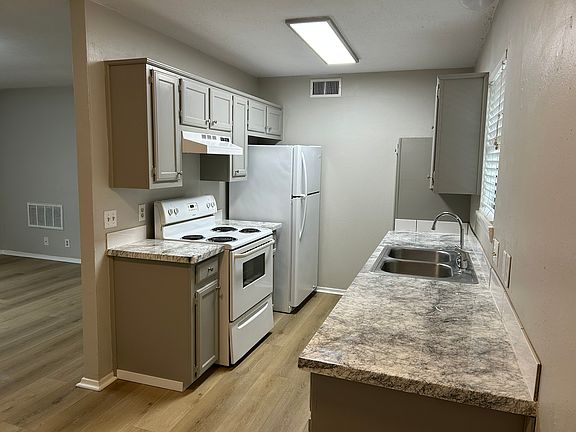 2nd image of 316 E Kirby #8