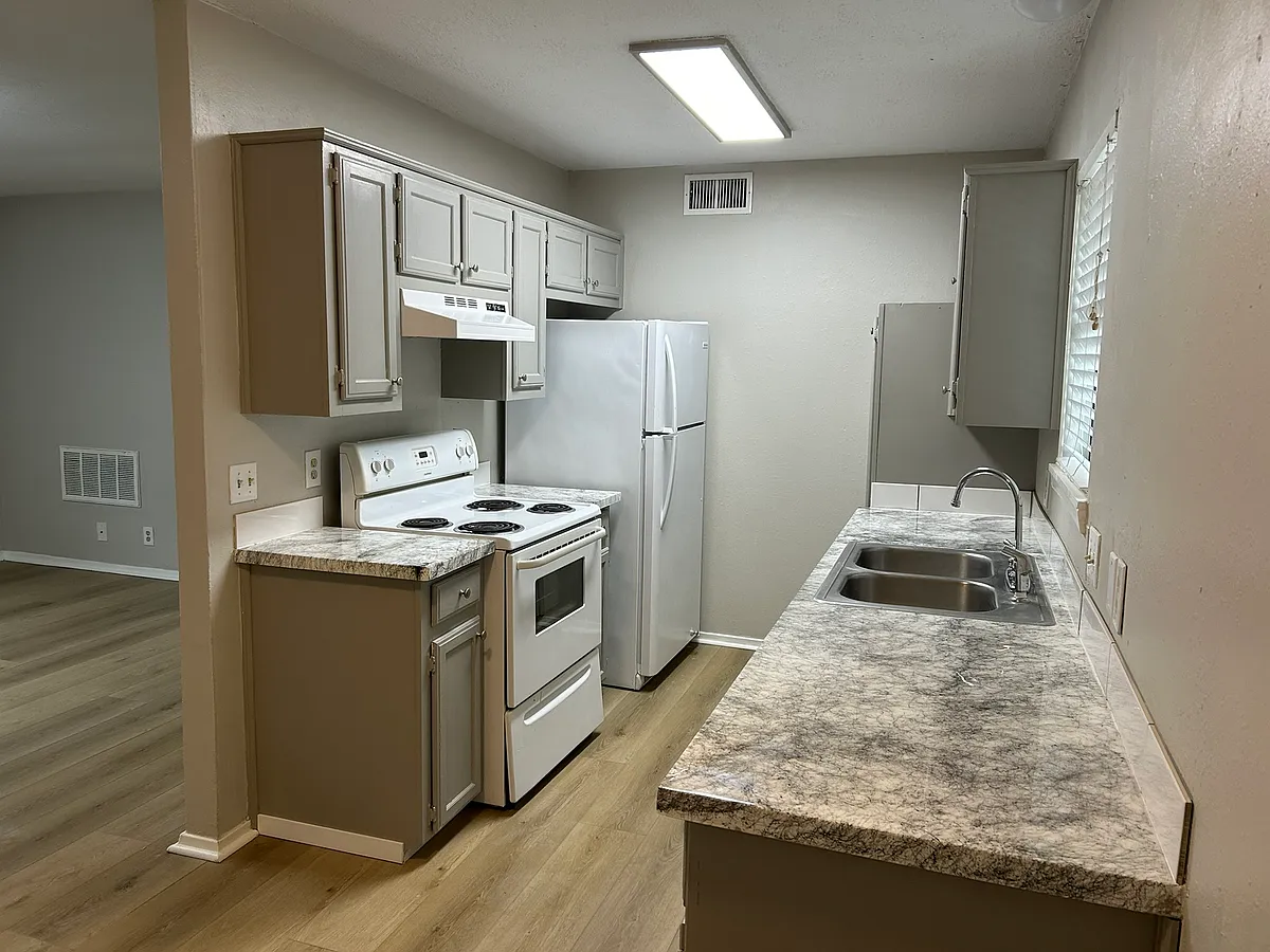 Building Photo - 316 E Kirby #8