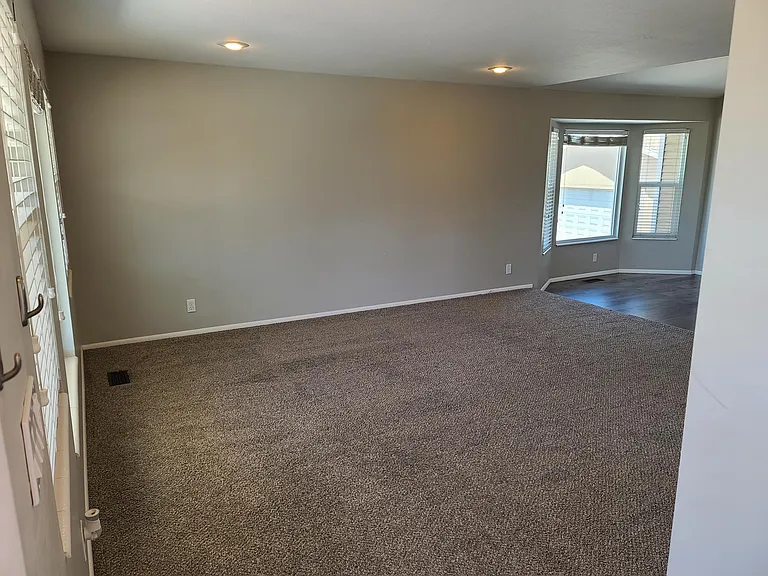 940 W Red Oaks Dr — Photo 9