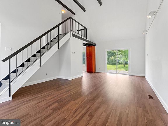 3rd image of 19 Penfield Ln