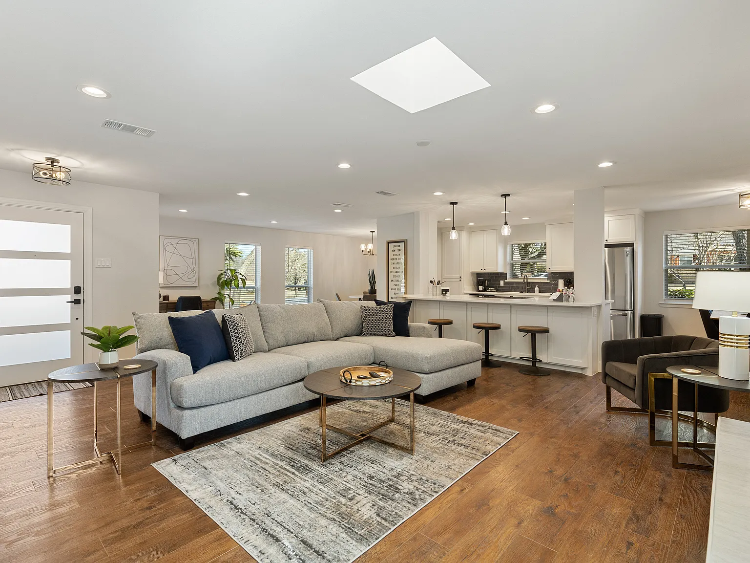 4 bed, 2.5 bath, 2745 sqft, $8,748 — Photo 4