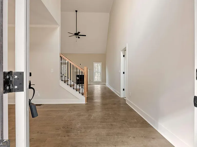 370 Ansley Dr — Photo 2