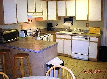 Spacious Eat in Kitchen