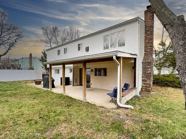 1 Berkshire Ct — Photo 2
