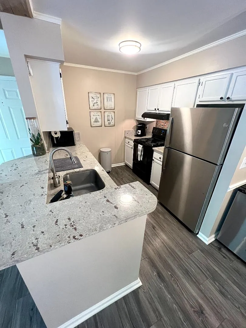 1054 Anna Knapp Blvd - 6B — Photo 2