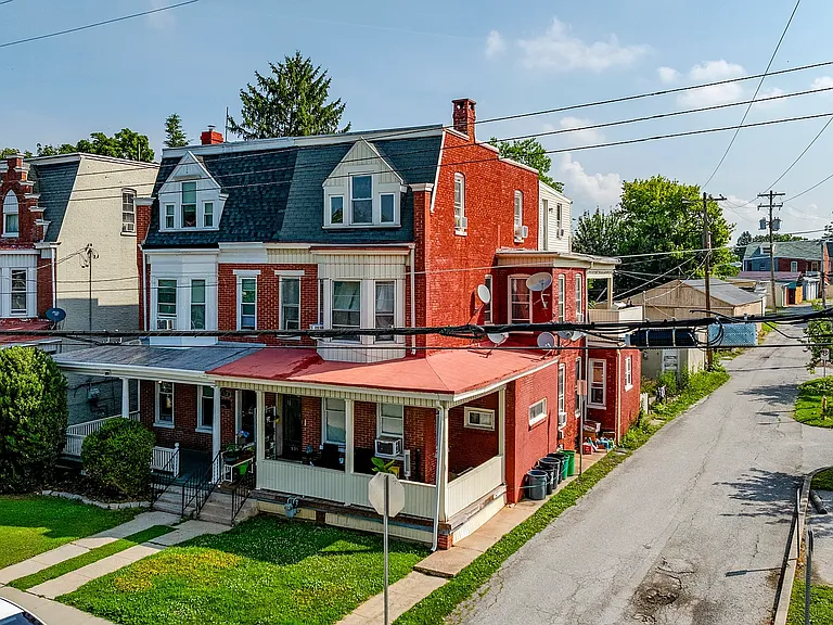935 S Queen St — Photo 1