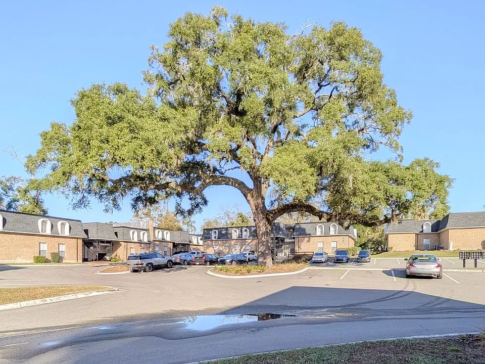 Grand Oaks Apartment