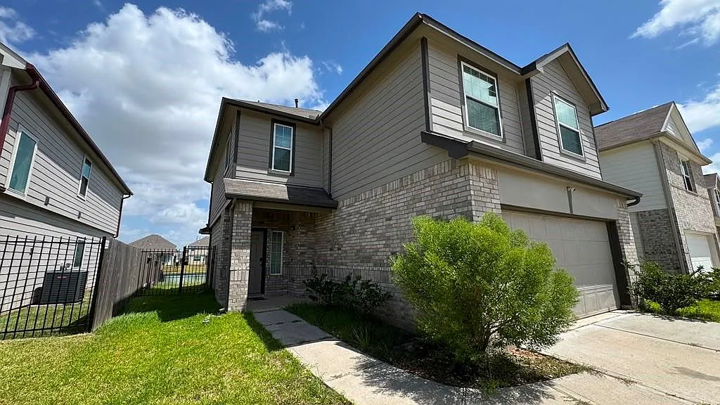 4 bed, 2.5 bath, 2005 sqft, $2,600 — Photo 3