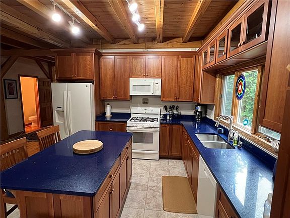 4th image of 515 Sunset Dr