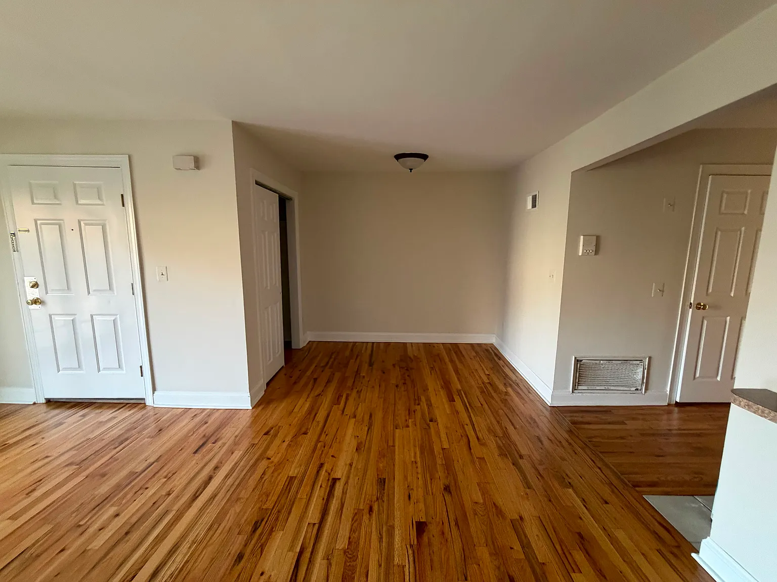 2 bed, 800 sqft, $2,200 — Photo 4