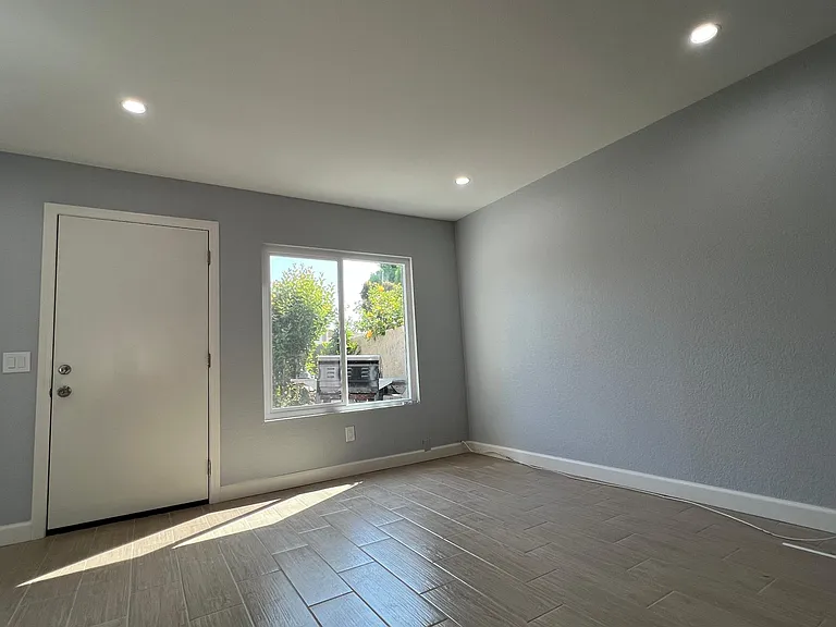 2020 Indiana St — Photo 22