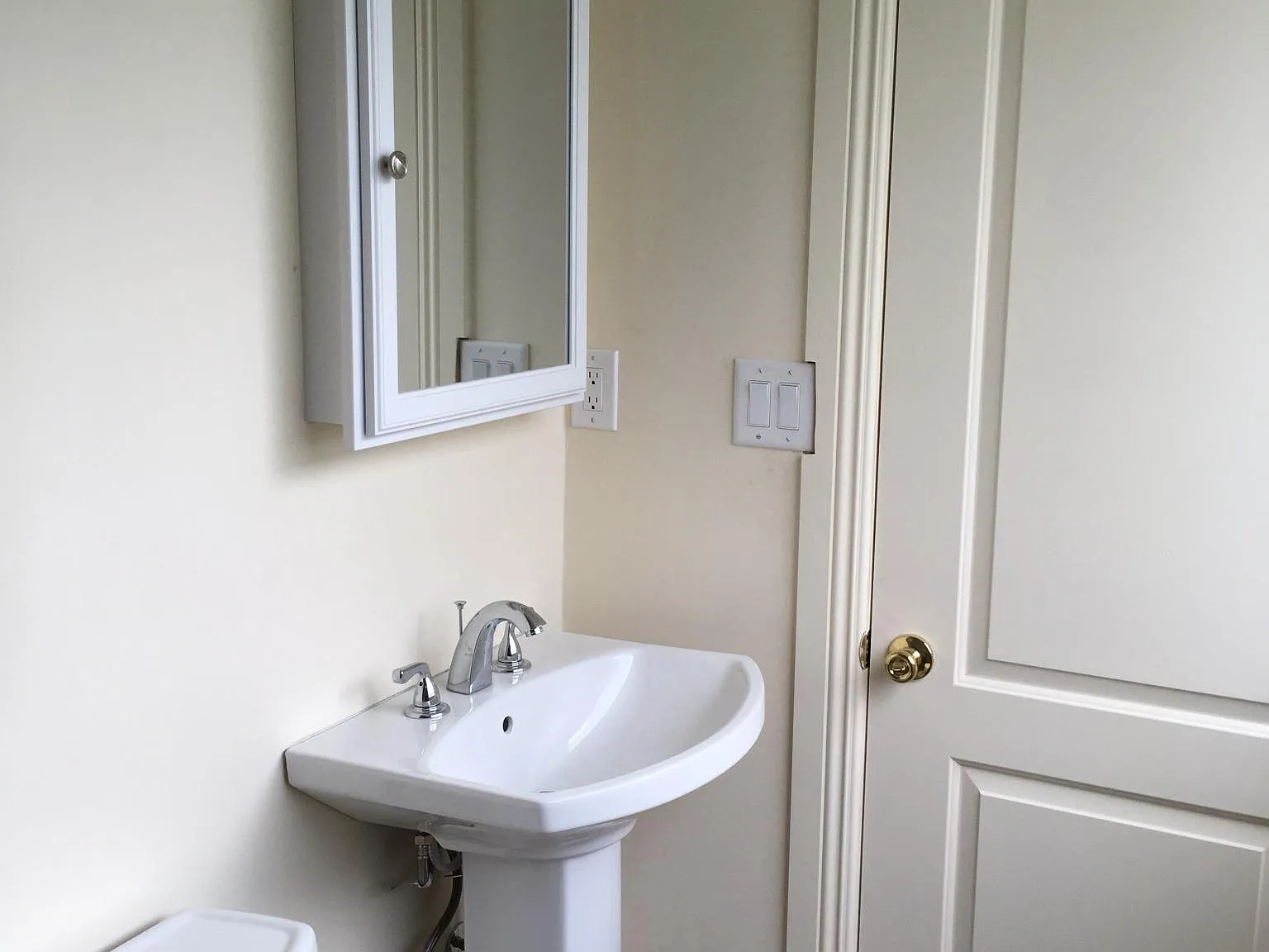 453 N Los Robles Ave — Photo 3
