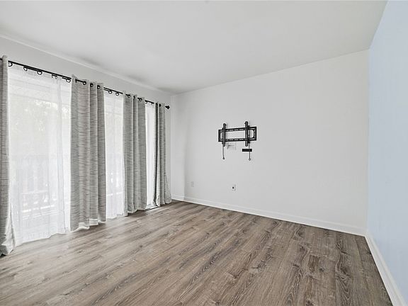 2nd image of 115 Thornberry Dr