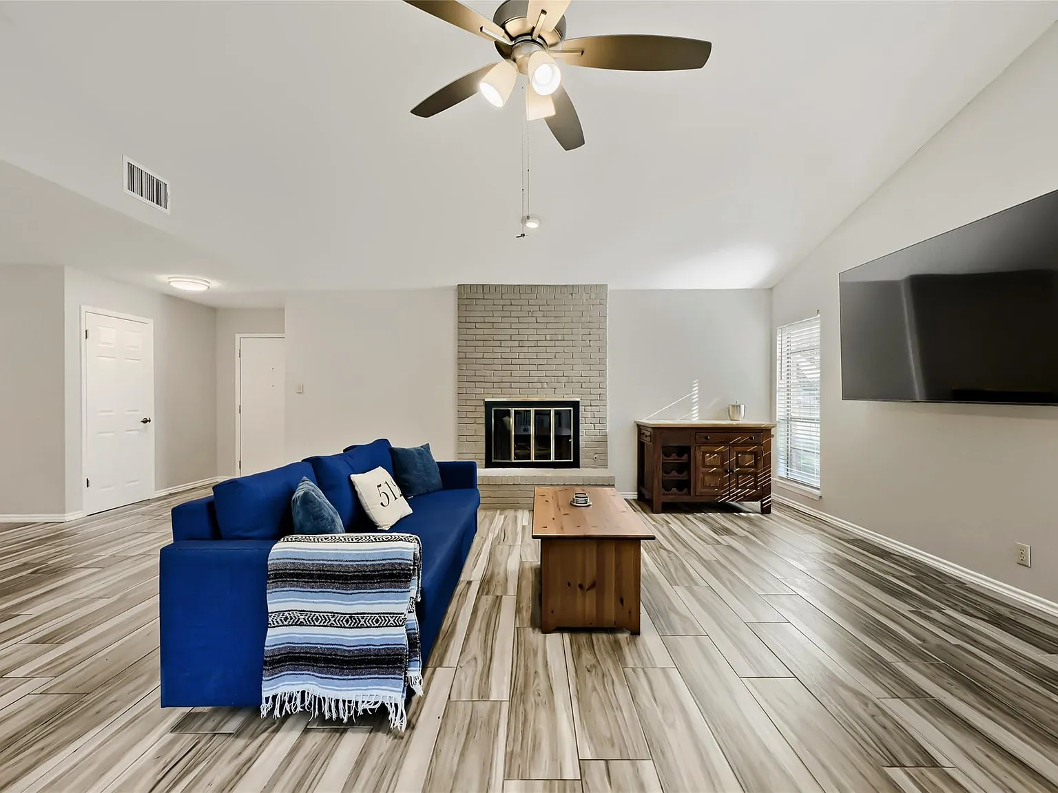 3 bed, 2.0 bath, 1469 sqft, $2,400 — Photo 4