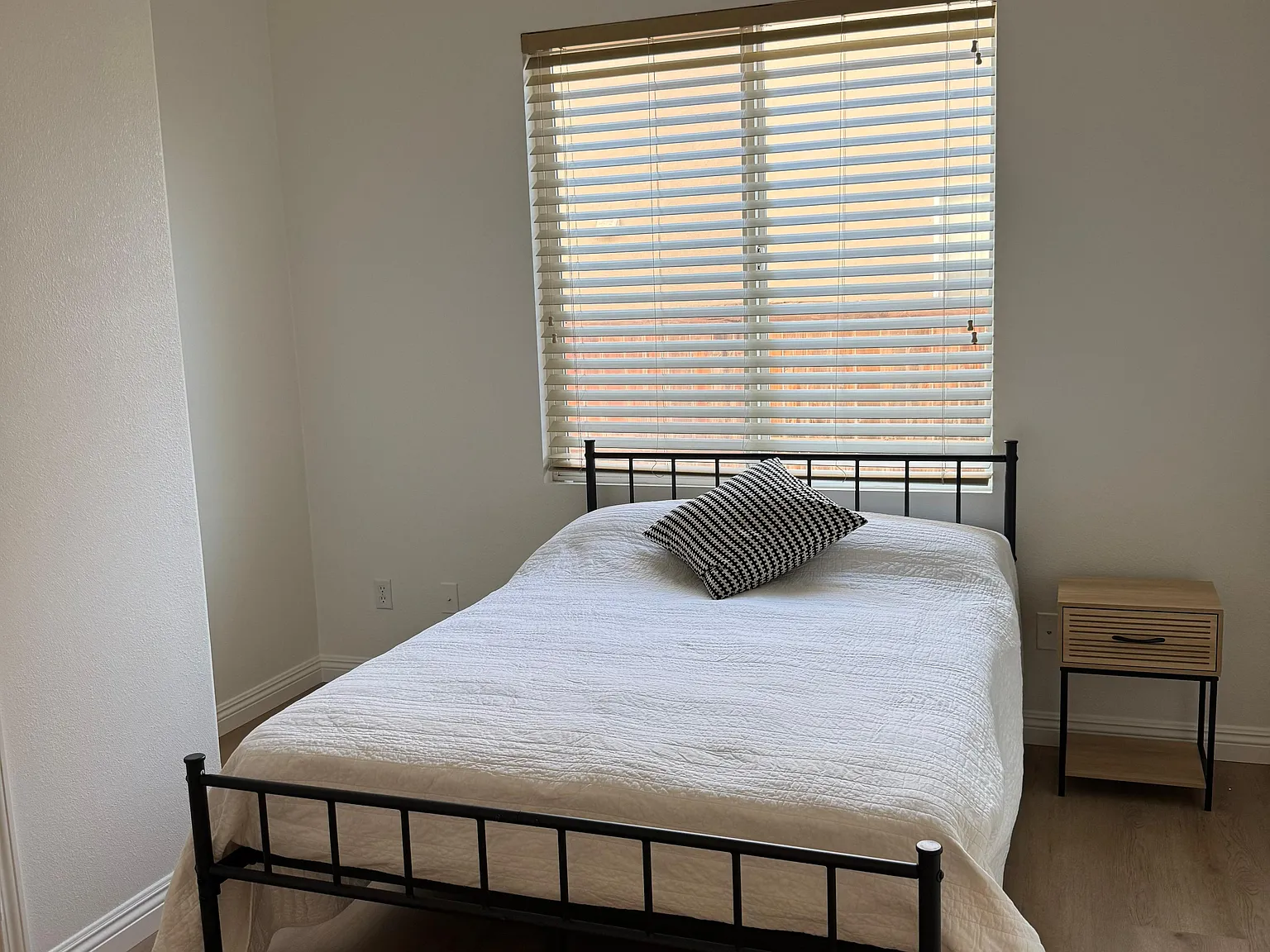 10 bed, 3349 sqft, $908 — Photo 3