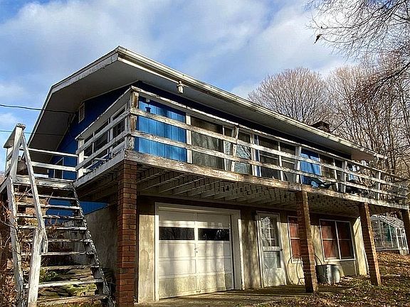 mini "garage" area enclosed