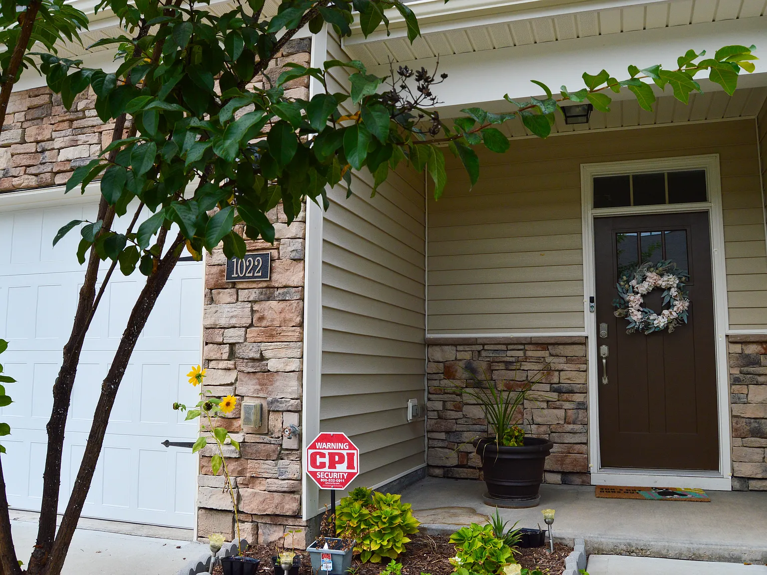 3 bed, 1744 sqft, $2,191 — Photo 2