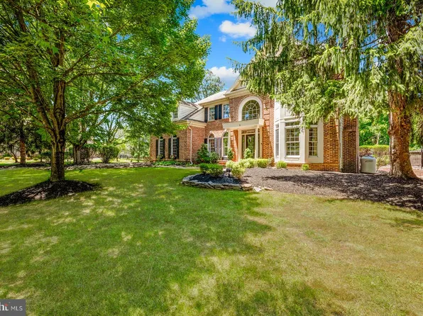 8 Golfview Dr, Ivyland, PA 18974