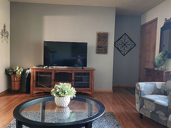 3rd image of 715 Woodland Dr