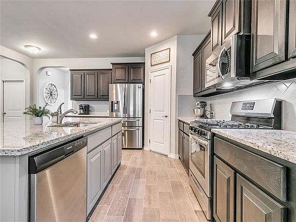 5th image of 2428 Sunshine Ln
