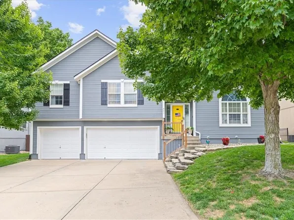 901 Colonial Dr, Pleasant Hill, MO 64080