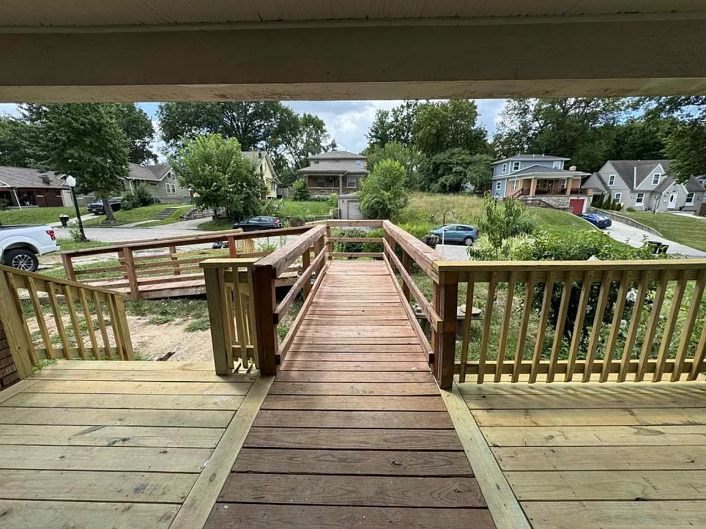 1836 Freeman Ave — Photo 3