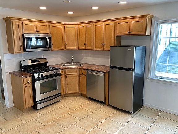 2nd image of 320 Wainwright Ave Floor 2