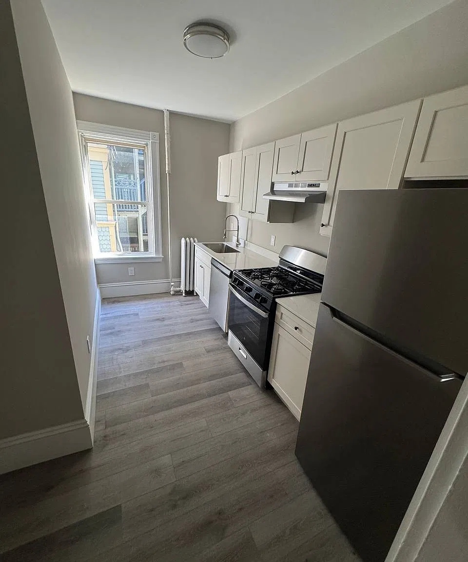 2 bed, 700 sqft, $3,300 — Photo 1