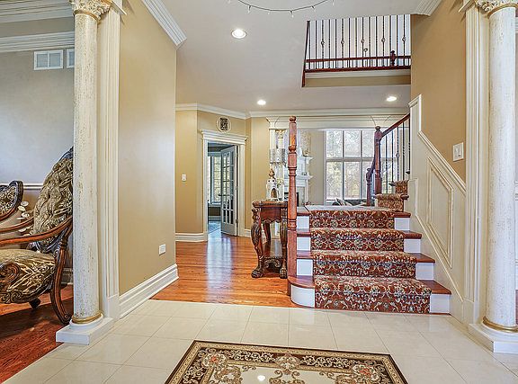 4th image of 310 Pinehurst Dr