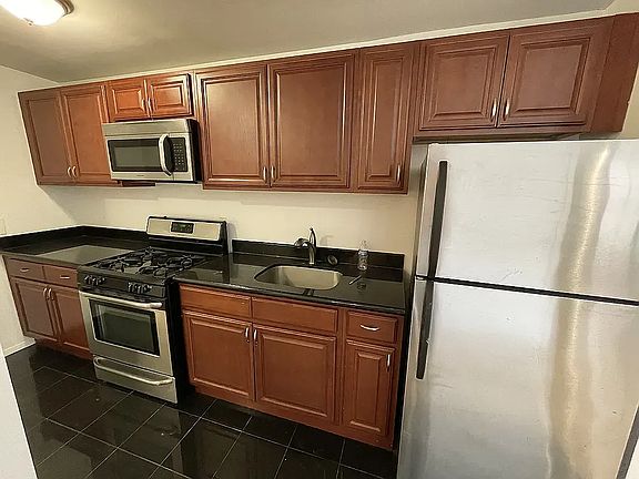 4th image of 925 Putnam Ave #1