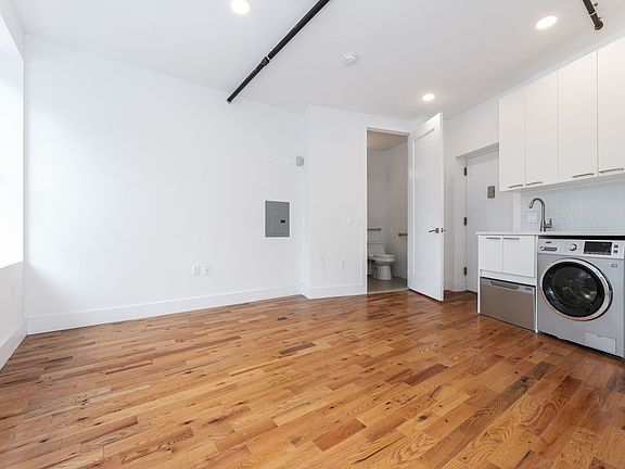 3rd image of 975 Washington Ave #B1c1