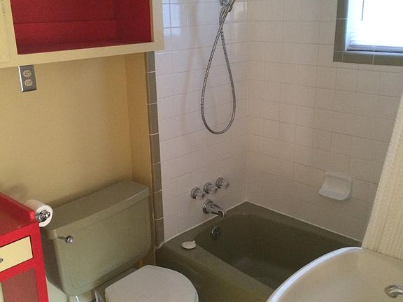1st Bathroom. Clean Vintage.