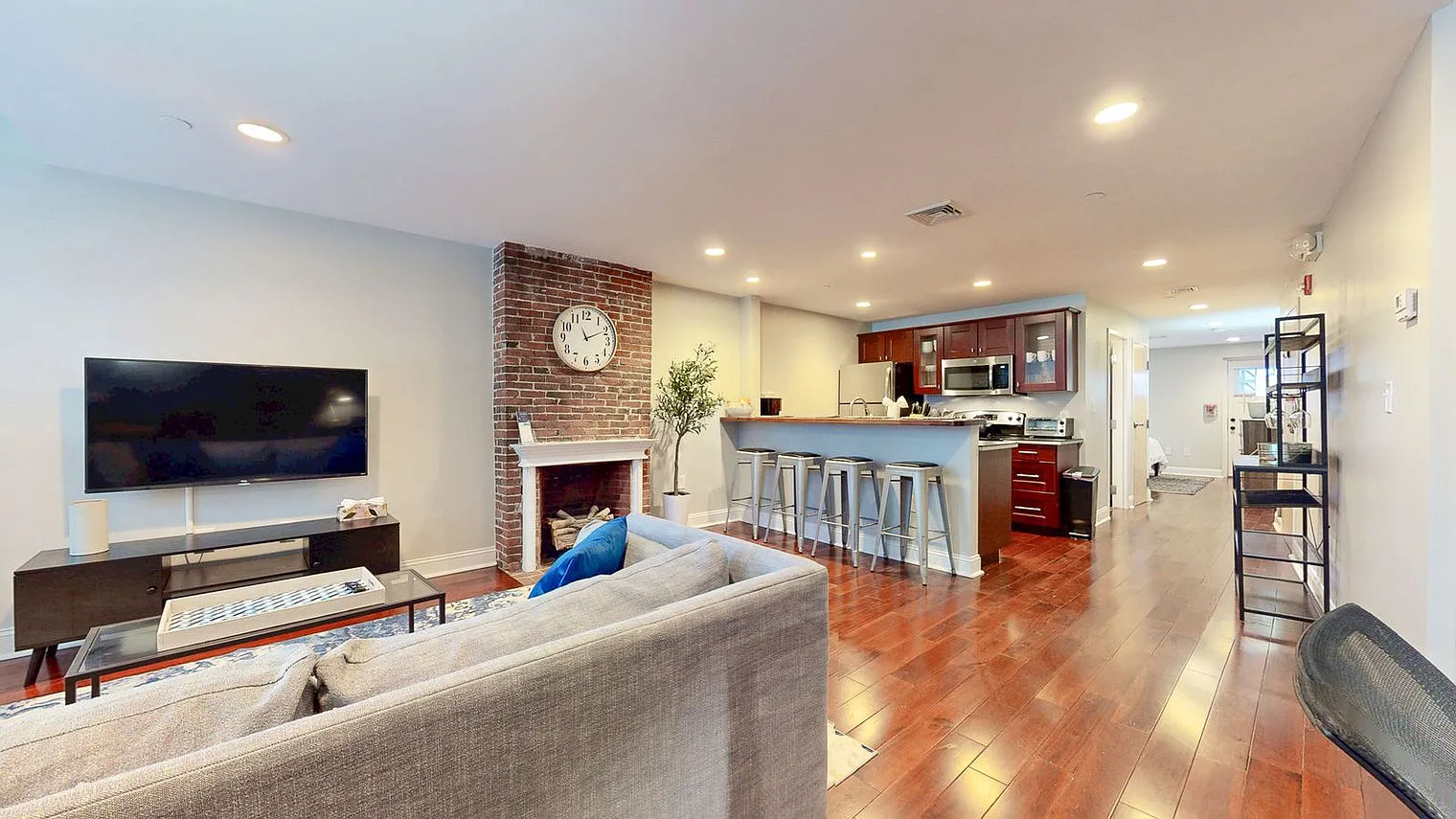 1 bed, 1.0 bath, 796 sqft, $6,226 — Photo 4
