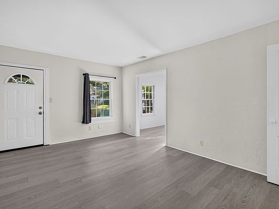4th image of 1131 E 53rd St