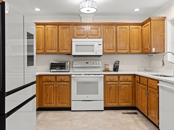 3rd image of 152 Ridgeway Cir