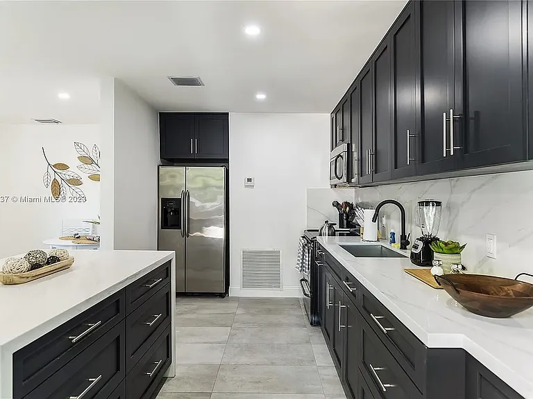 319 SW 12th Ct #3 — Photo 1