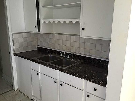 4th image of 1677 Lauderdale Manor Dr