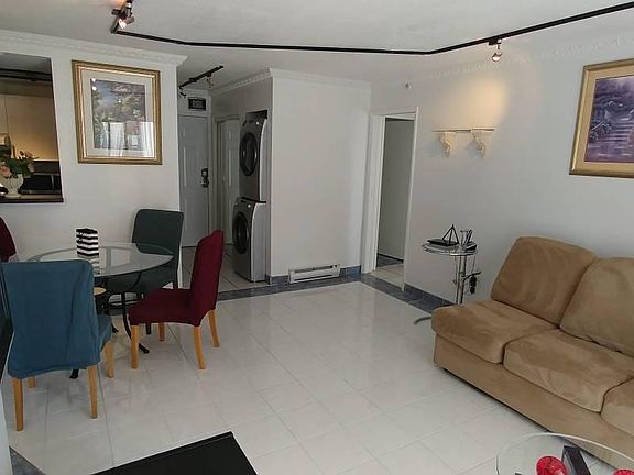 3rd image of 811 Helmcken St #803