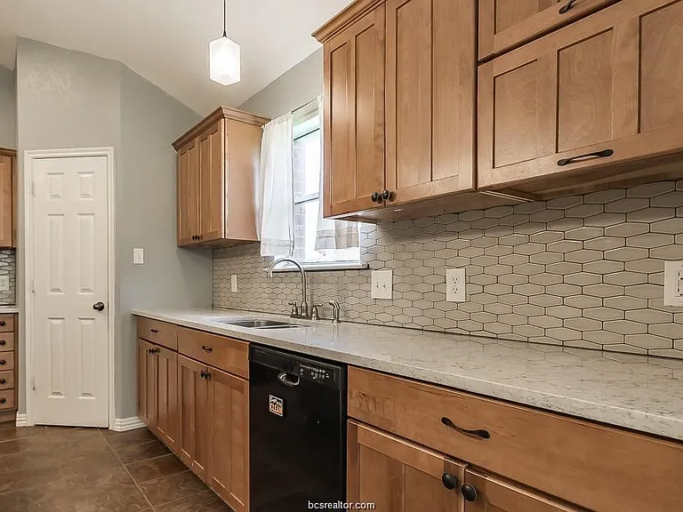 936 Whitewing Ln — Photo 5