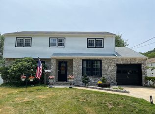 18 Heather Dr, Manalapan, NJ 07726