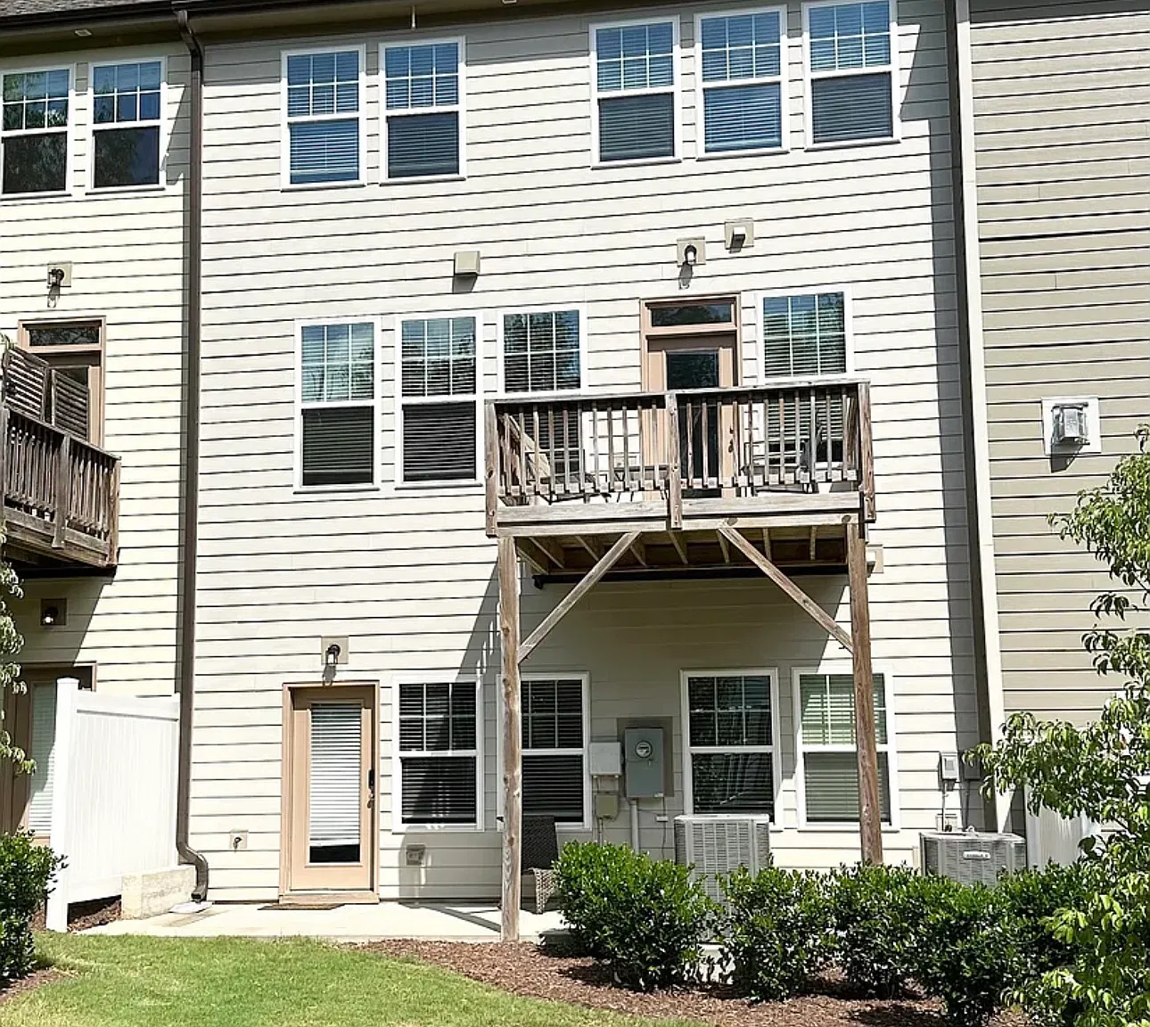 5 bed, 3.5 bath, 3280 sqft, $2,990 — Photo 2
