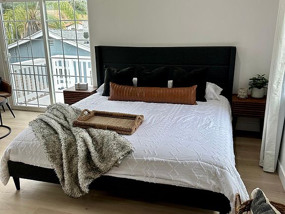 5th image of 4164 1/2 Aragon Dr