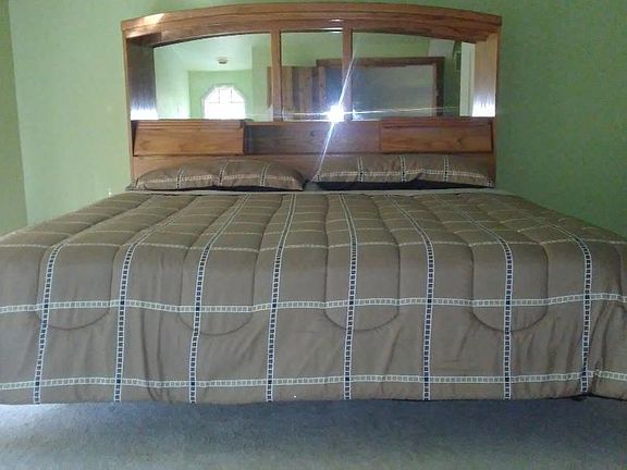 unit 200: Kingsize bed with built-in nightstands