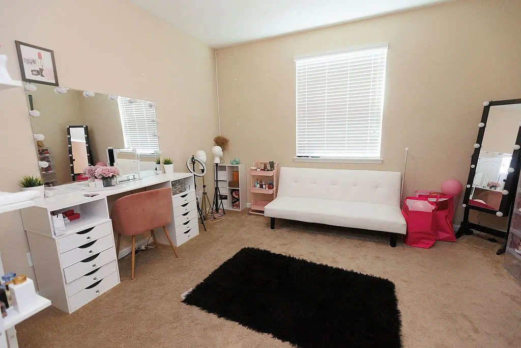 4 bed, 3.0 bath, 2076 sqft, $2,275 — Photo 2