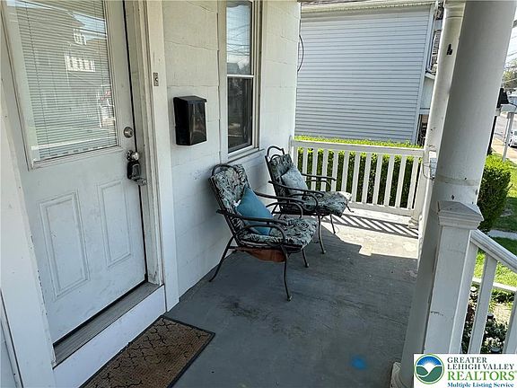 4th image of 123 Spring St