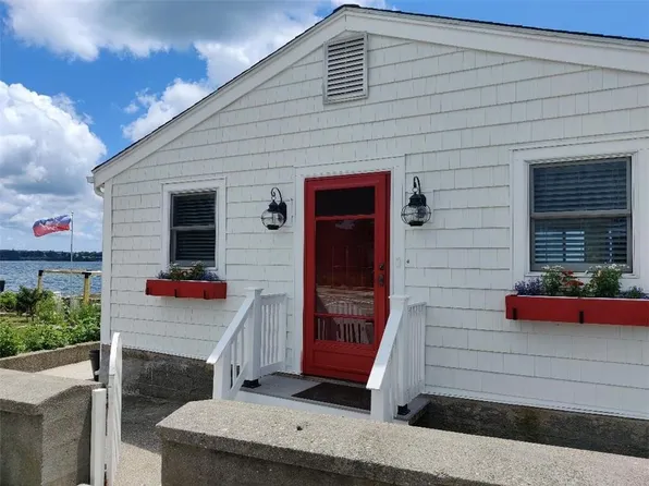 385 Park Ave, Portsmouth, RI 02871
