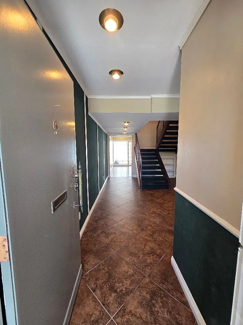 A Fabulous 3 Bedroom Townhome Centrally located. — Photo 4